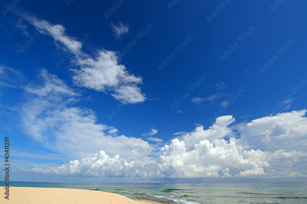 コマカ島の美し海と夏の空