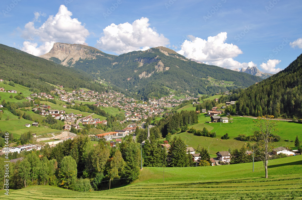 Blick auf den Urlaubsort St.Ulrich im Grödnertal in Südtirol
