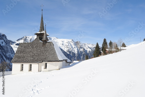 La chiesa di Schwand sopra Engelberg nelle alpi svizzere