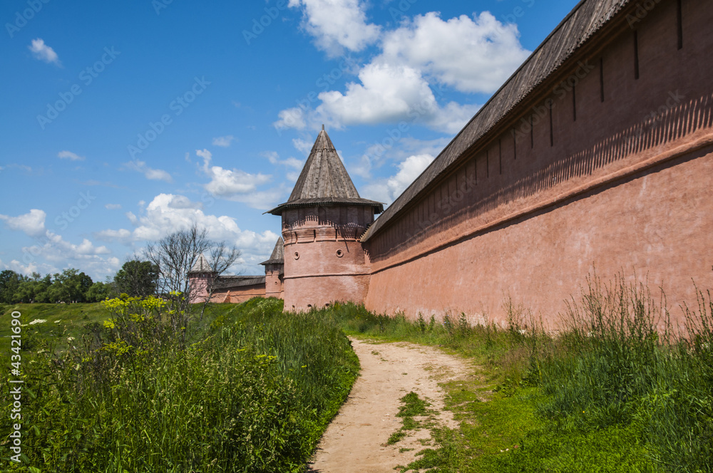 Стены и башни Спасо Ефимьевского монастыря в Суздале