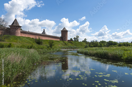 Стены и башни  монастыря в Суздале