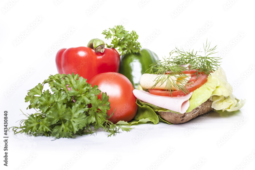 Kanapka z szynką, serem i warzywami