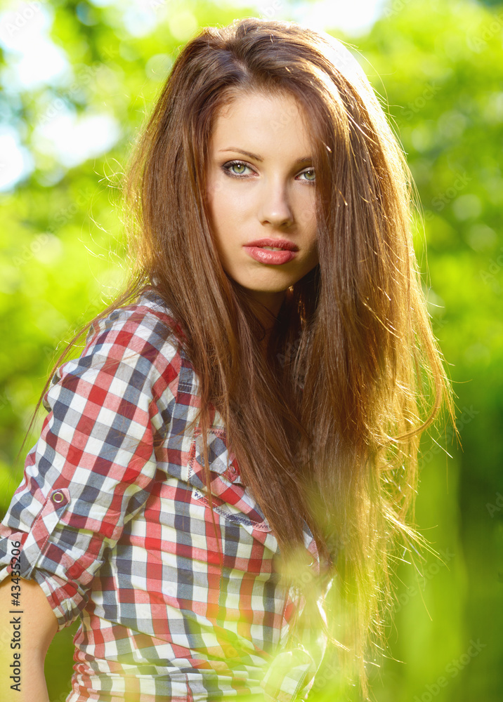 Naklejka premium Portrait of a beautiful woman in the garden