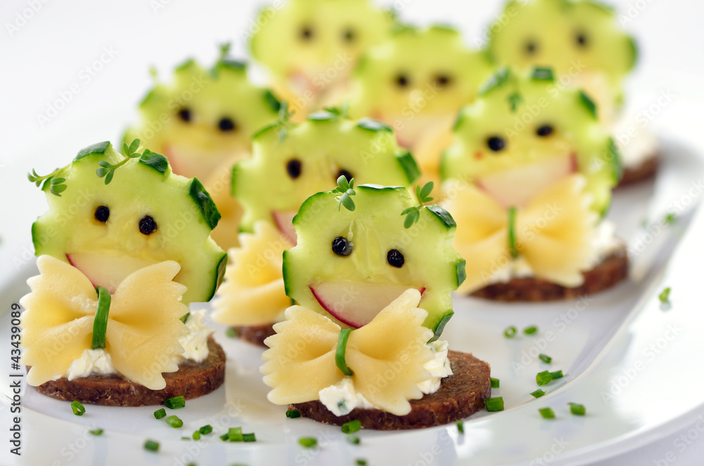 Lustige Appetithäppchen mit Kräuterfrischkäse und Gemüsedeko Stock-Foto ...