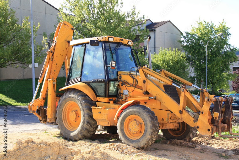 Une tractopelle engin génie civil pelleteuse