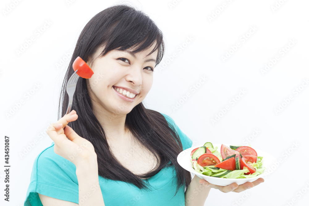 サラダを食べる女の子
