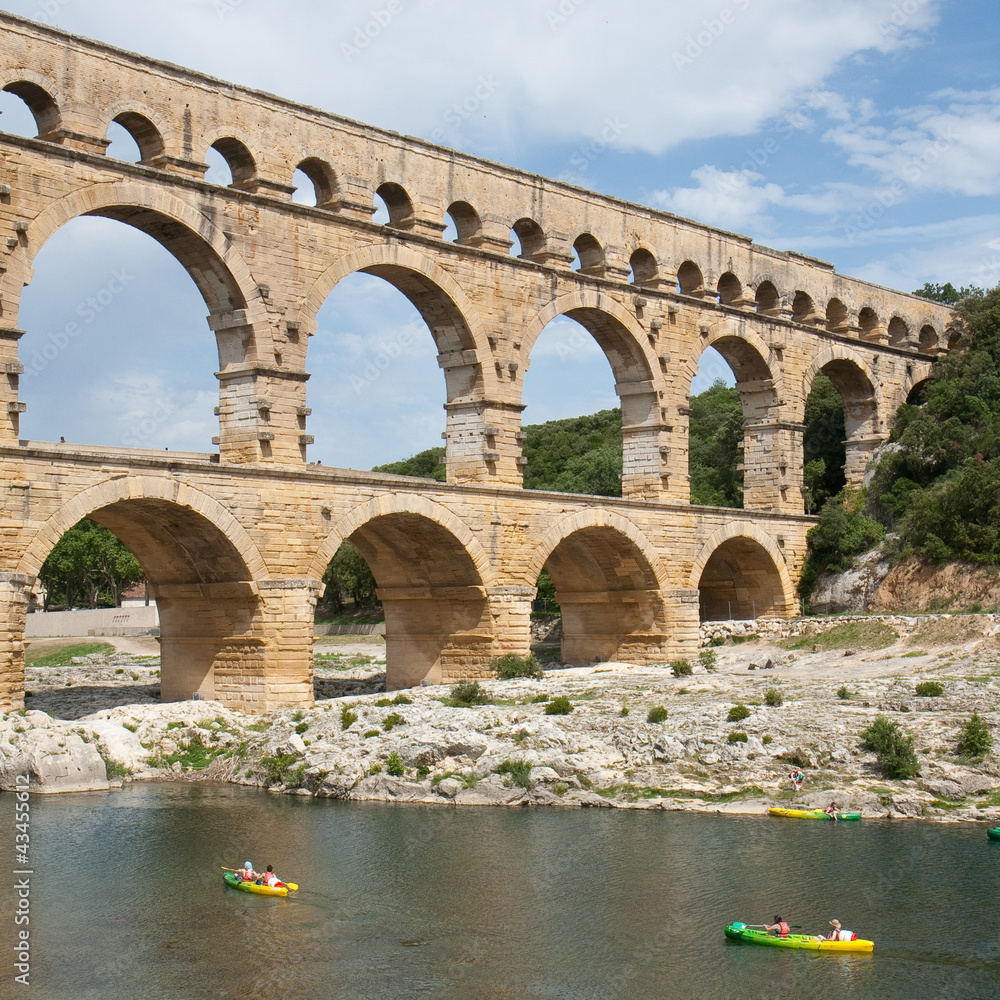 Fototapeta premium En kayak sous le Pont du Gard