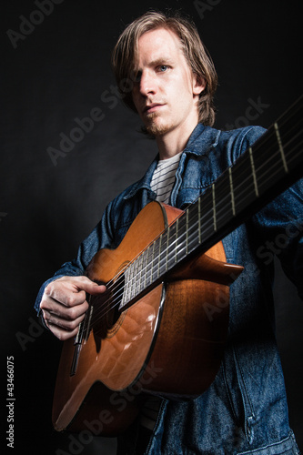 Musiker spielt Gitarre photo