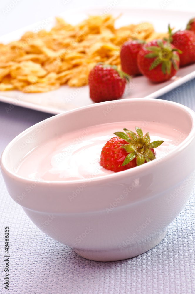Yogurt alla fragola e corn flakes Yogurt alla fragola e corn flakes