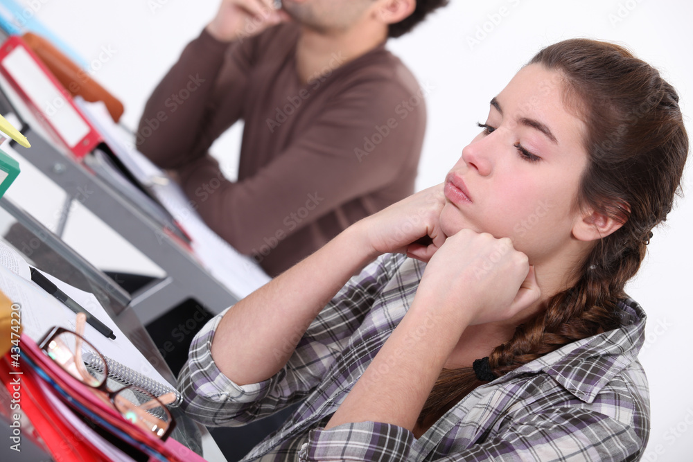 Obraz premium Teenage girl bored in class