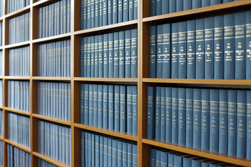 Wandcirkels Bibliotheek Statige bibliotheek met houten kasten  © mavar