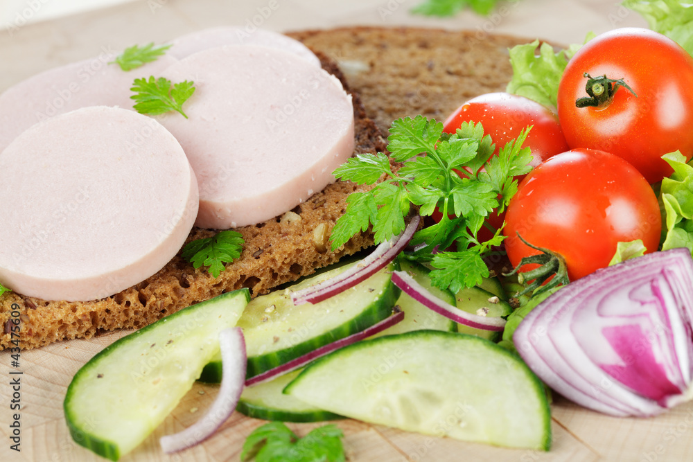 Schinkenwurst auf Körnerbrot Schinkenwurst auf Körnerbrot