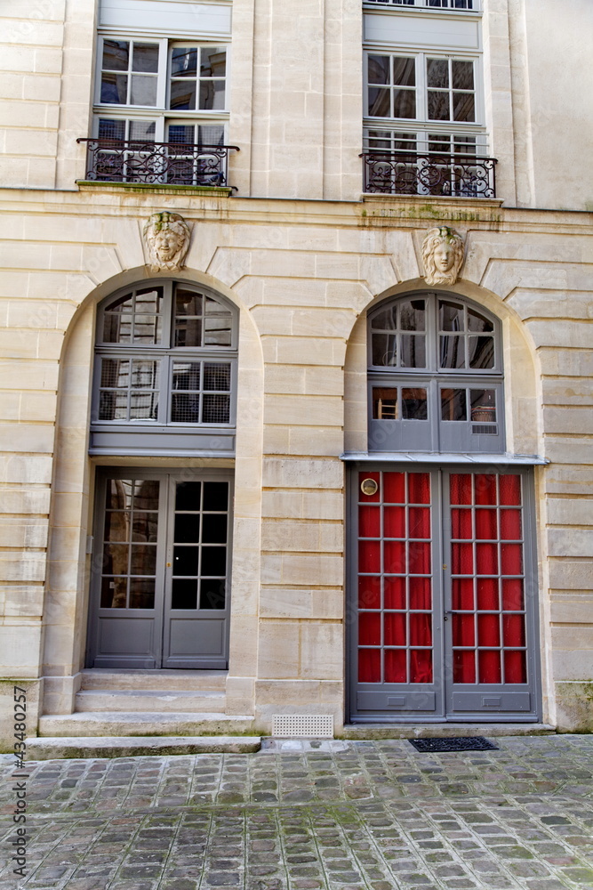 Portes cochères sur cour pavée. Portes cochères sur cour pavée.