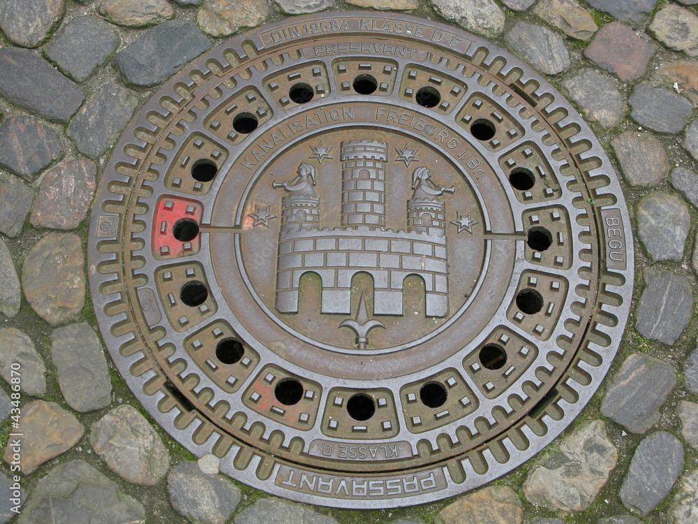 Plaque d'égout en fonte portant le blason de la ville de Fribourg-en-Brisgau