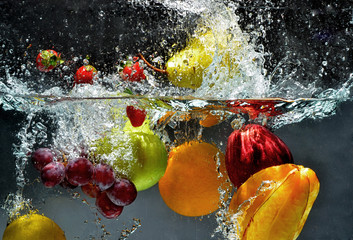 Küchenrückwand glas motiv Spritzendes Wasser Obst und Gemüse spritzen ins Wasser  © Nmedia