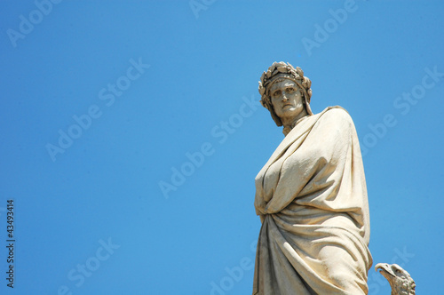 Statua di Dante davanti a Santa Croce, Firenze, Italia