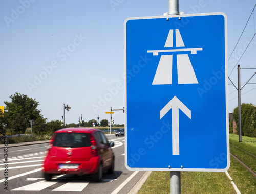 Autobahnschild mit Auto photo