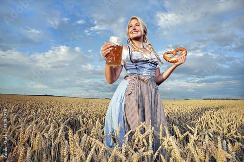 Obraz na płótnie Madl im Kornfeld zum Oktoberfest