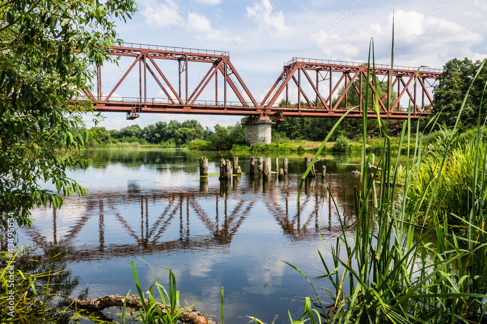 Obraz premium Мост над рекой