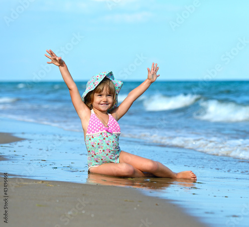 Obraz na płótnie Beautiful Girl on a seashore w salonie