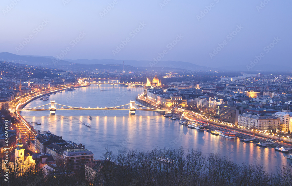 Fototapeta premium view of Budapest at night, Hungary