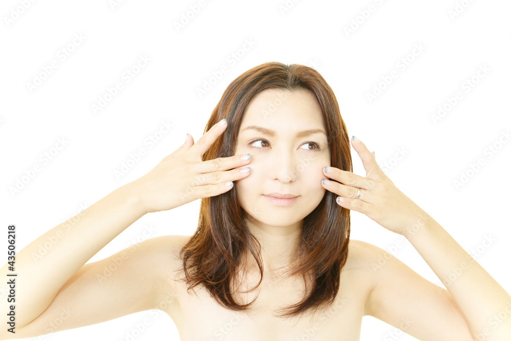 肌の調子を整える女性 肌の調子を整える女性