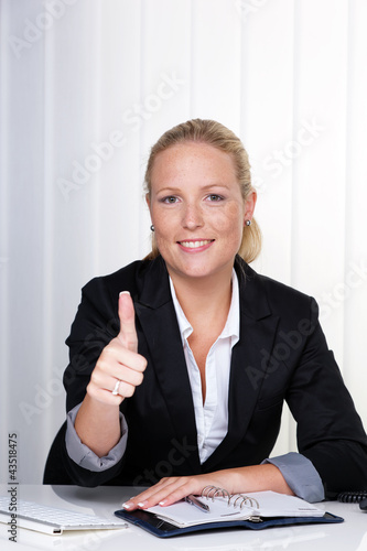 junge erfolgreiche Frau in einem Büro photo