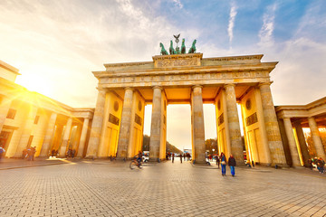 Fototapete Berlin Brandenburger Tor bei Sonnenuntergang  © sborisov
