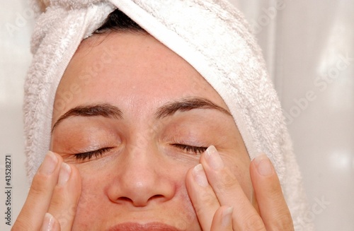 Foto donna che applica crema sul viso