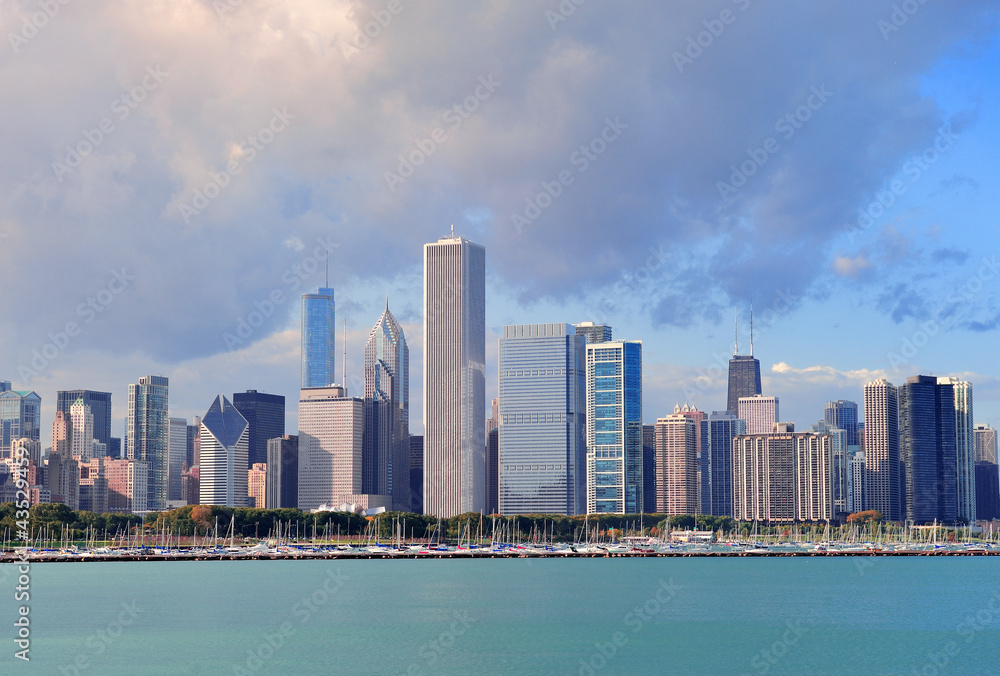 Fototapeta premium Chicago skyline over Lake Michigan
