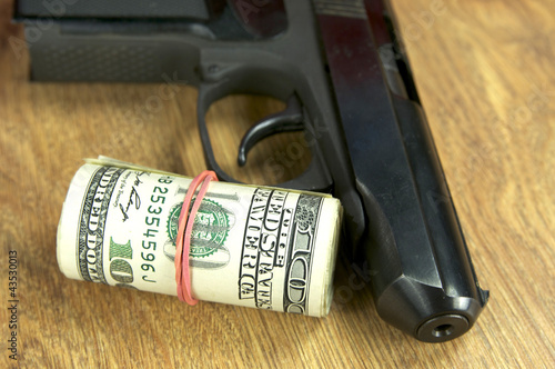 доллары и пистолет