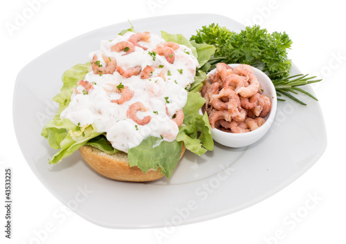 Shrimp-Salad on a roll (plate-version)