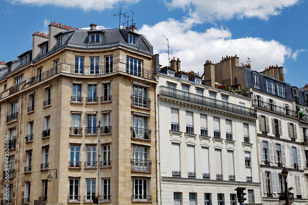 Immeubles Parisiens, ciel bleu, nuages blancs.