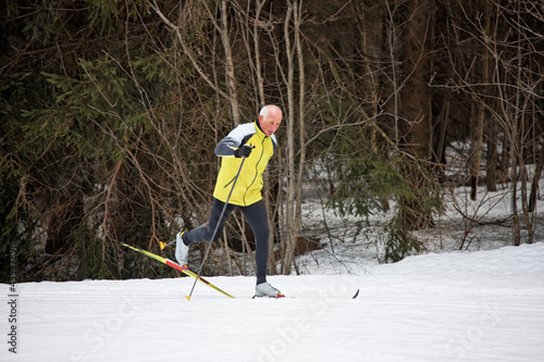  Senior beim Ski Langlauf im Winter