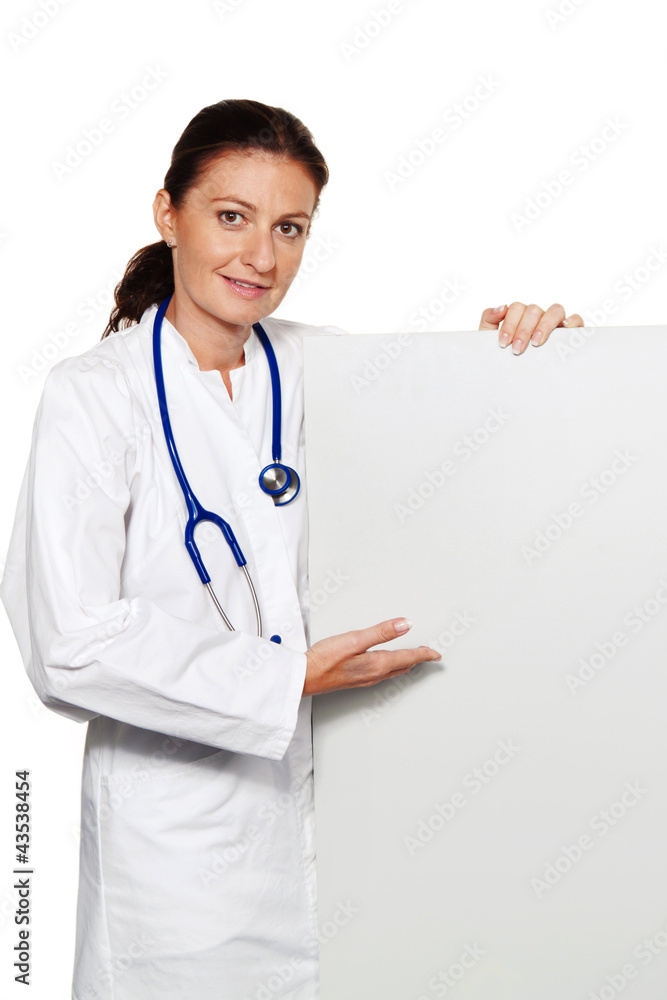Junger erfolgreicher Arzt mit leerem Poster für We Junger erfolgreicher Arzt mit leerem Poster für We
