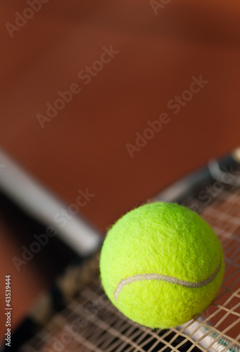 Ein Tennisball auf einem Tennisschläger