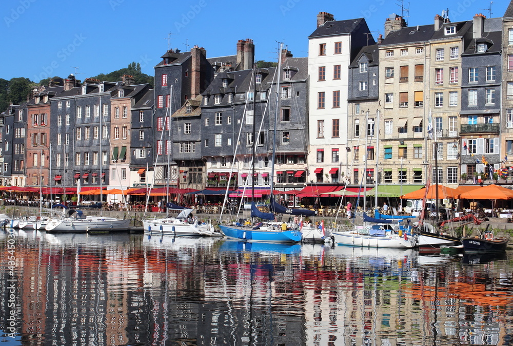 Port de Honfleur ville touristique in France avec ses maison typiques