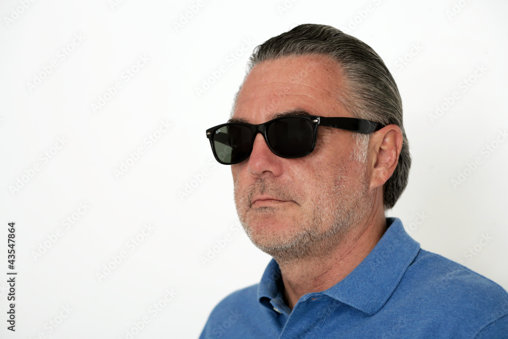 Mann mit Sonnenbrille Mann mit Sonnenbrille