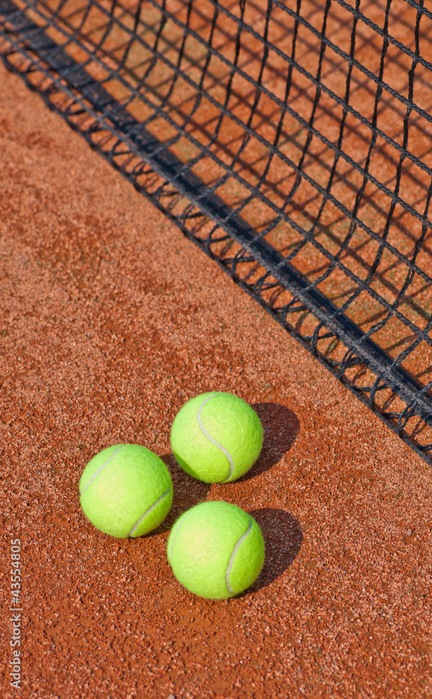 Drei Tennisbälle am Netz
