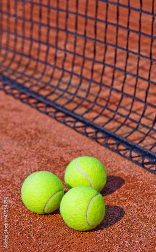 Drei Tennisbälle am Netz © Angela Rohde