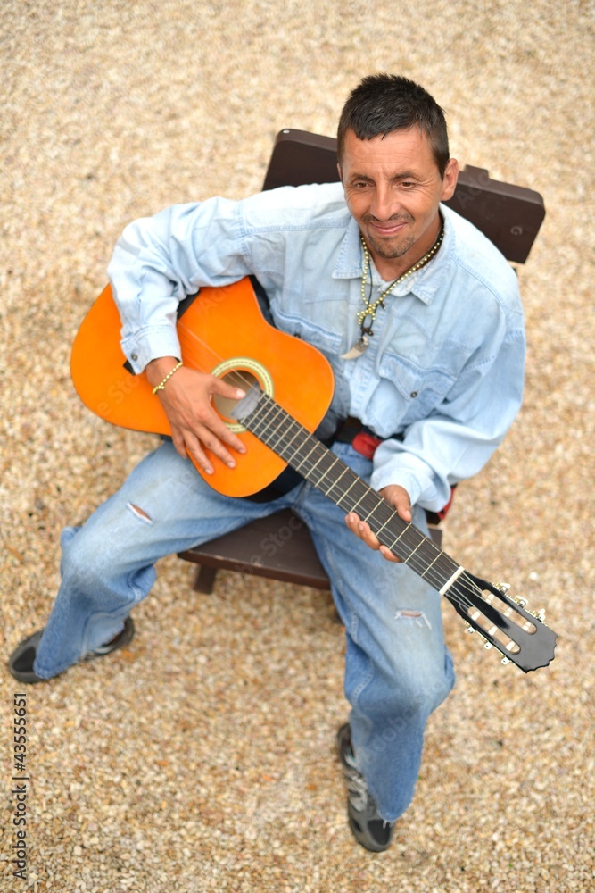 Obraz premium homme avec la guitare