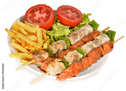 Brochetas con patatas y ensalada.