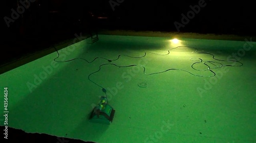 robot pulisce piscina photo