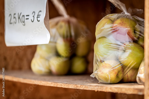 vertrauensbasierter Obstverkauf am Wegesrand