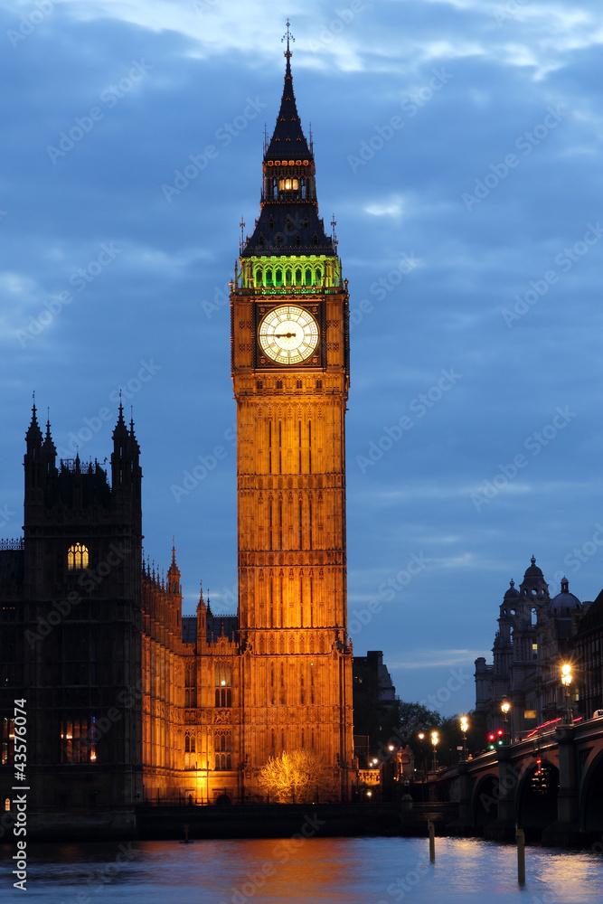 Fototapeta premium Illuminated Big Ben at night