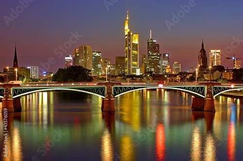 Frankfurt am Main (im Vordergrund Ignatz-Bubis-Brücke) - 2012 © Branko Srot