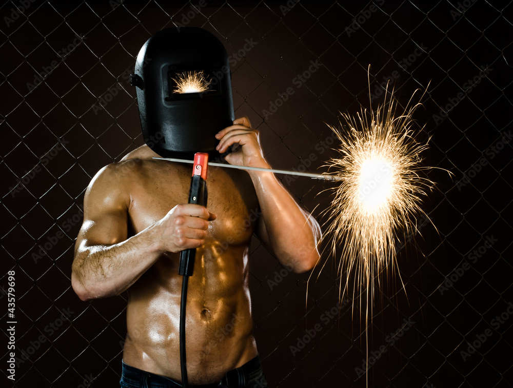 Сварщик с бородой. Брутальный кузнец. Мужчина сварщик. Сварщик арты. Сварщик стриптизер.