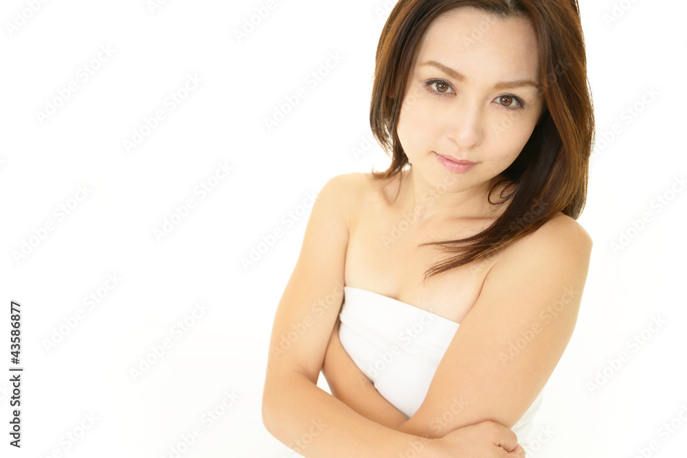 腕組みをする女性 腕組みをする女性