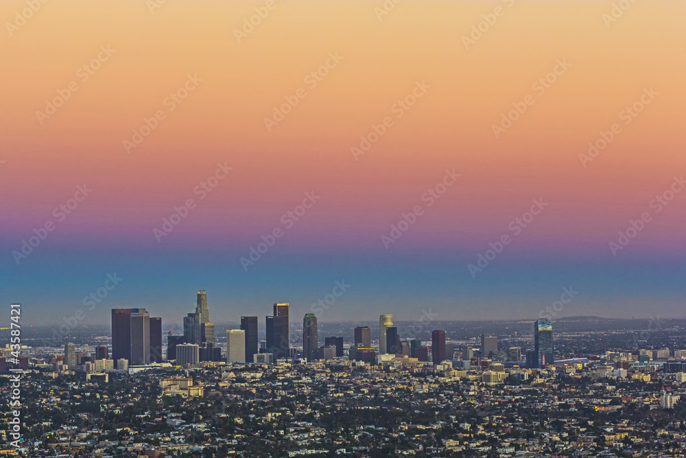 Fototapeta premium view to city of Los Angeles from Griffith park in the evening