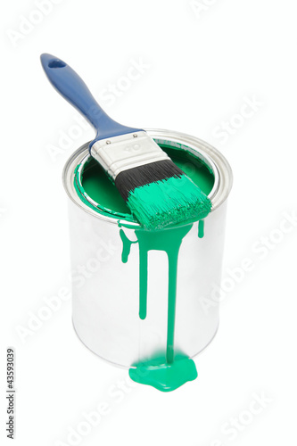 Grüner Farbeimer mit Pinsel